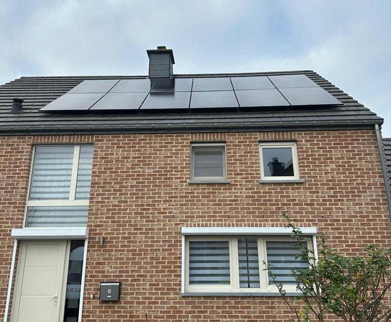 Maison moderne équipée de panneaux solaires sur le toit